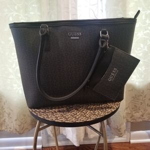 Beutiful guees handbag with hand purse